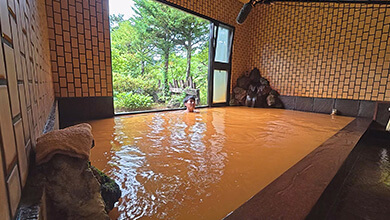 赤褐色の秘湯・天狗温泉浅間山荘（小諸市）
