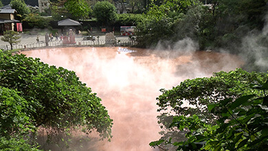 地獄めぐりのメインスポット「血の池地獄」|地獄?極楽? “日本一の温泉県”大分秋の旅 篇(2025年11月1日放送)