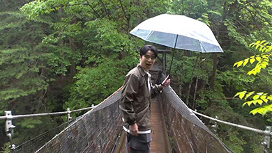 藤森慎吾　雨　吊り橋　土砂降り　傘