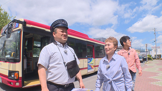 運転手に扮するヤポンスキーこばやし画伯|ローカル路線バス乗り継ぎでGO! ~長野駅から松本城を目指すのだ~