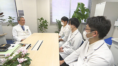 信州大学医学部の副島教授と学生