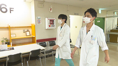 院内を歩く長野日赤の外科医