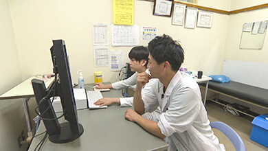 相談を行う長野日赤の外科医