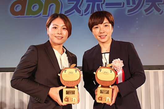 abnスポーツ大賞 大賞を受賞した堀川恵さん（左）　特別功労賞を受賞した小平奈緒さん（右）