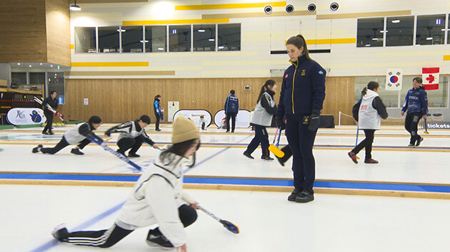 金メダリストからカーリング指導