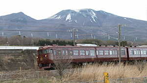 浅間山をバックに走るろくもん3号｜しなの鉄道 ろくもん的おもてなし