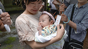 赤ちゃんの健康を願う 心願｜夏の木曽路 熱く！天下の奇祭 みこしまくり