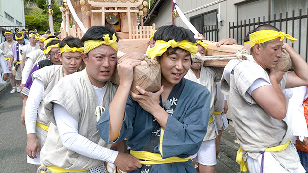 神輿担ぎ｜夏の木曽路 熱く！天下の奇祭 みこしまくり