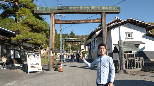 鳥居と稲垣アナ｜20年に一度の大祭 国宝・仁科神明宮