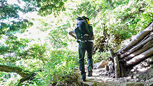 中房温泉の登山口からの登山｜泊まってみたらスゴかった５ 雲上の別世界 北アルプスの女王に寄り添う山小屋