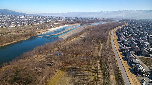 空撮・ドローン｜大人気！日本一も生んだ 犀川河川敷の遊歩道