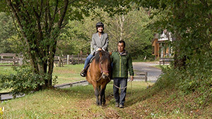 乗馬体験・楠原由祐子（abnアナウンサー）｜新そば＆馬セラピー！？ 色づき始めた開田高原へ