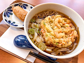 天ぷらそば（いなり寿司付き） | Cafe駅前テラス