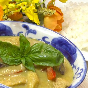 鶏肉となすのグリーンカレー（8月26日 水曜 よる6時55分）