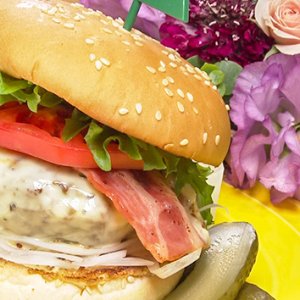 ベーコンチーズバーガー（8月18日 水曜 よる6時55分）