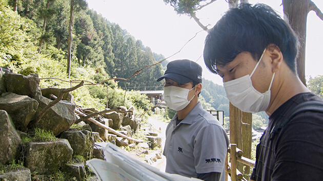 取材する村井ディレクター（手前）・番組制作の舞台ウラ