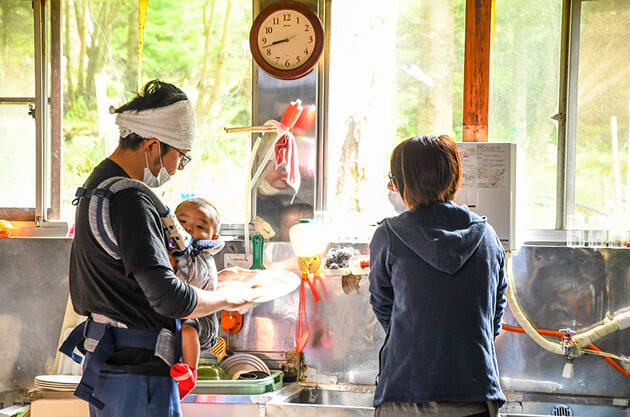 苔の森を守る山小屋の家族