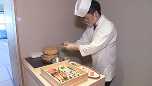 あぶらや燈千・板前が客室で出張寿司｜変わる！温泉宿のカタチ ～体験型＆”おこもり”に癒やされる～