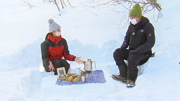 雪で作った即席テーブルでランチ！｜“密”を避けて冬を楽しもう！ ～雪を遊びに！逆転発想で白馬村を活性化～