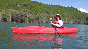 自然湖ネイチャーカヌー｜学んで楽しむ！゛お山゛の麓で魅力再発見 ～自然湖でカヌー＆御嶽山ビジターセンターオープン～