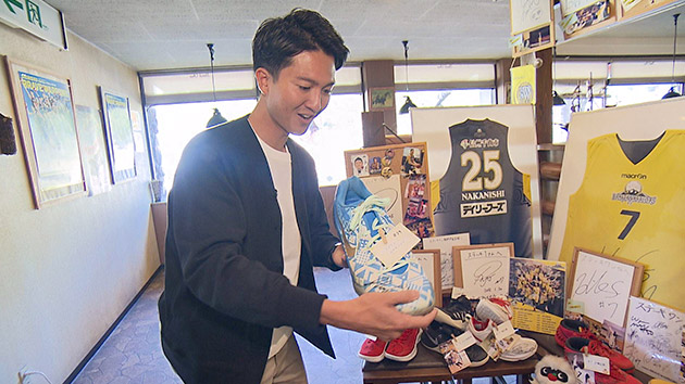 ステーキワン長野戸倉店・ウォリアーズ選手のサインやバスケットシューズ|みんなで応援!信州ブレイブウォリアーズ