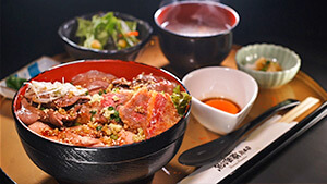 牛三昧・もちぶた丼 / 魚沼釜蔵総本店｜新潟の人気番組とコラボ！ ～信越どんぶり対決！～