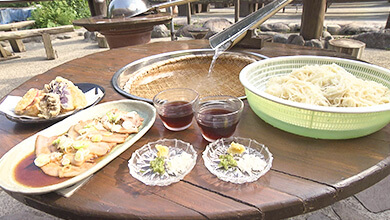流しそうめん 苗名滝苑（新潟県妙高市）