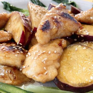 サツマイモと鶏肉の黒酢炒め（2025年10月25日）