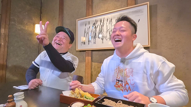 横浜DeNA牧秀悟選手とヤポンスキーこばやし画伯の歓談