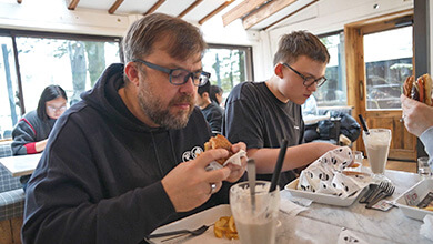 バーガーマニアお客さん（ハンバーガー百名店・軽井沢町）