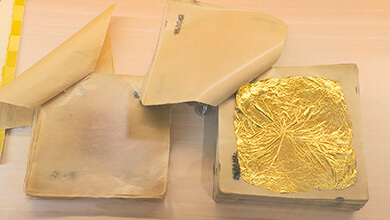金箔の箔移し体験（北陸朝日放送・中川流奈アナウンサー）