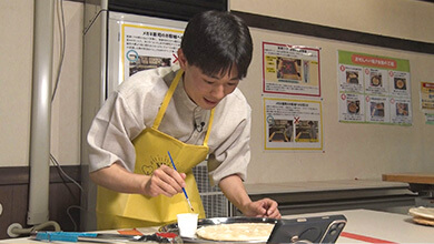 おせんべい焼き体験（新潟朝日放送 大石悠貴アナウンサー）